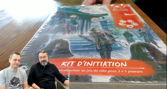 merlin et fletch déballent la boite d'initiation du jeu de rôles L5R V5