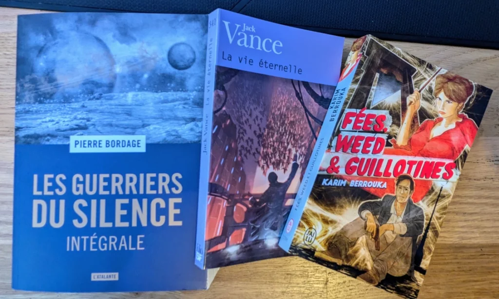 Couvertures des bouquins Les Guerriers du Silence de Pierre Bordage, une saga incontournable de la science-fiction française ; La Vie Éternelle de Jack Vance, une œuvre fascinante de l’un des maîtres du genre ; et Fées, Weed & Guillotines de Karim Berrouka